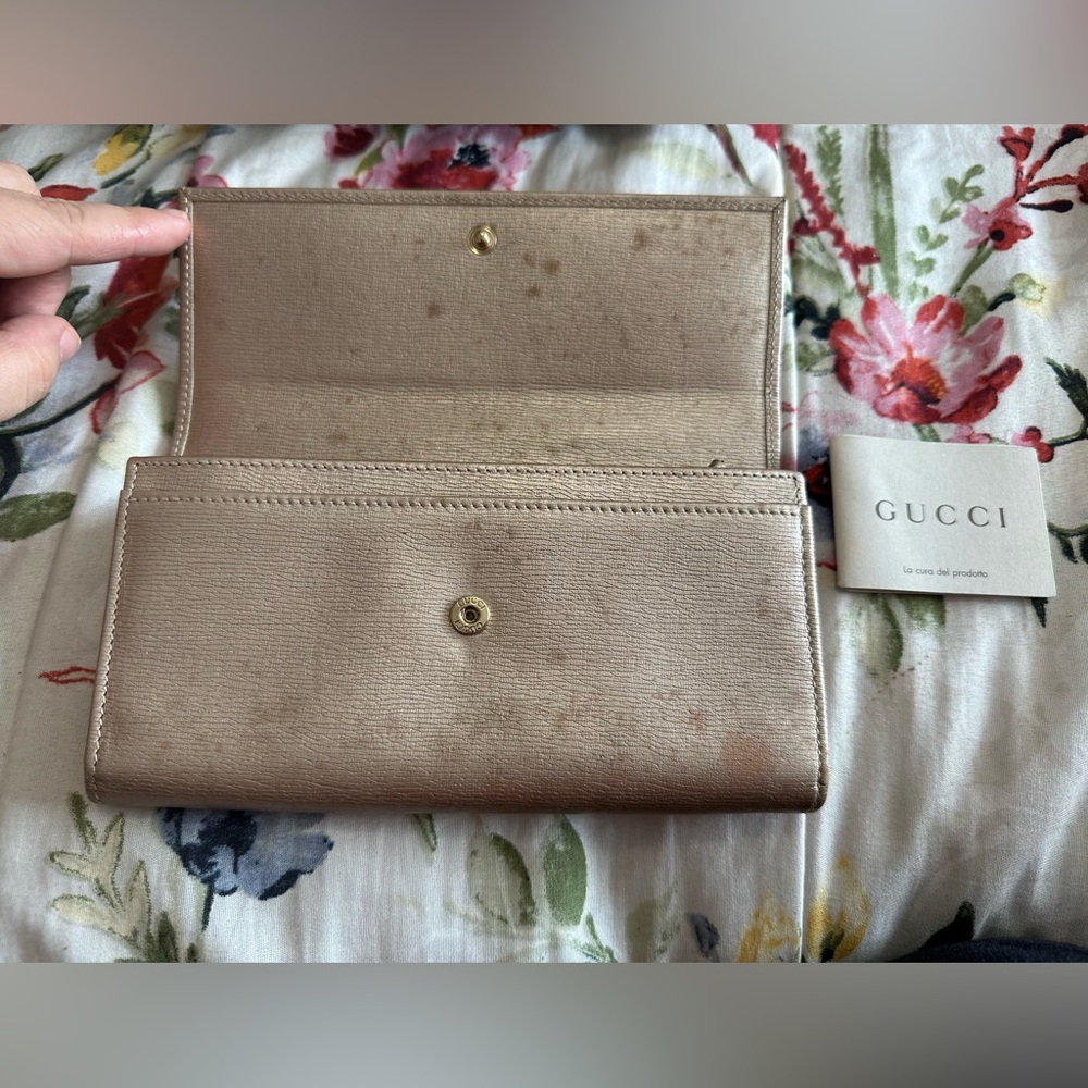 Authentic Gucci Lovely Heart Gold Wallet. - Picture 3 of 14
